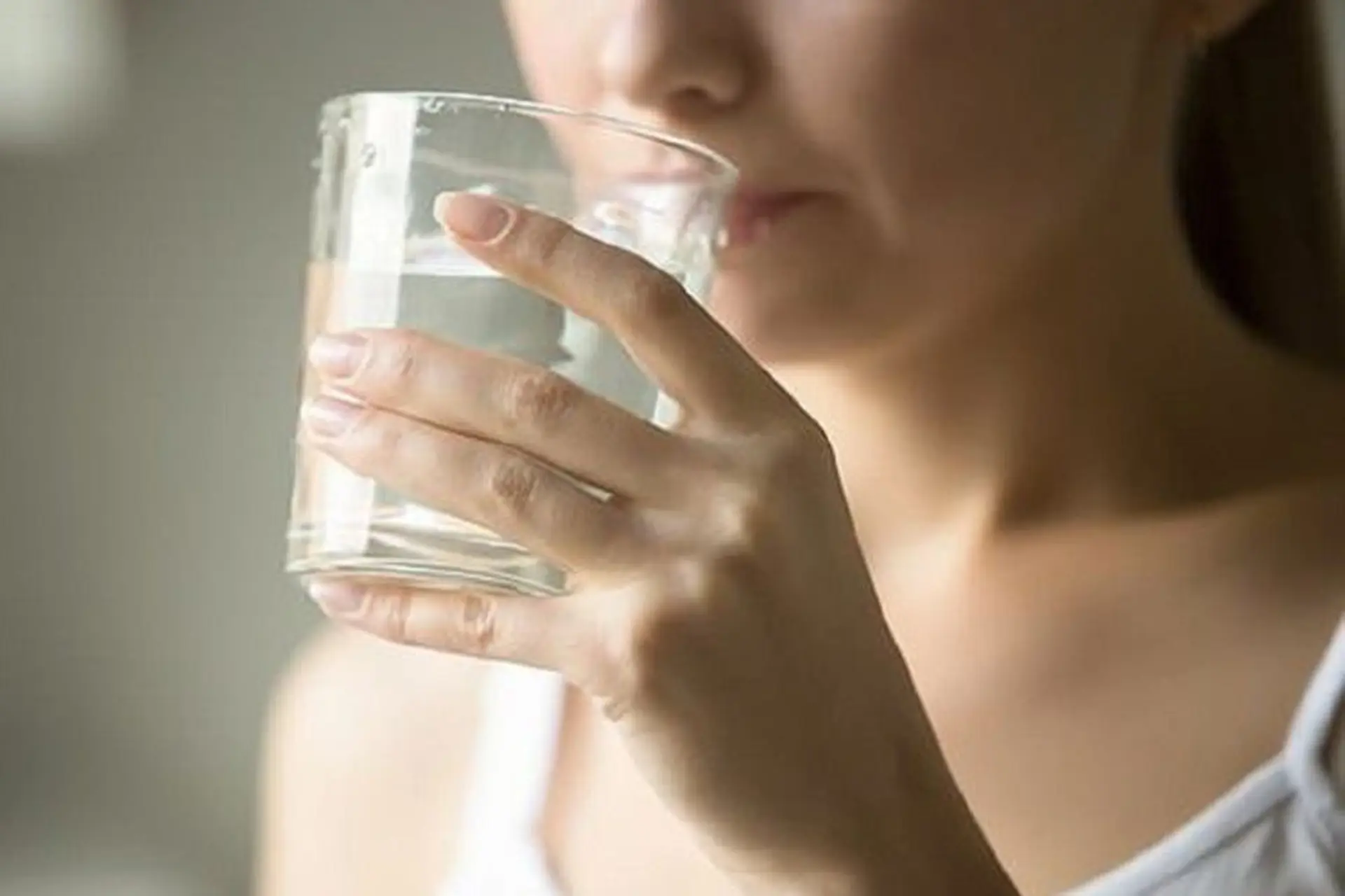 Vì sao bạn luôn thấy khát nước dù đã uống đủ?